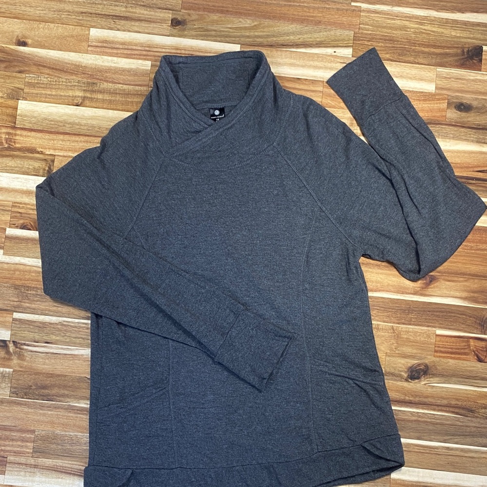 Yogalicious Crowl Neck Long Sleeve Top. 2 small front pockets with thumb holes!!
